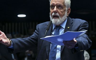 Líder do governo no Senado é acusado de receber dinheiro de ex-sócio do Vorcaro