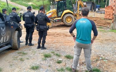 FAACI realiza demolição de construção irregular em área de preservação no Refúgio de Vida Silvestre de Itapema