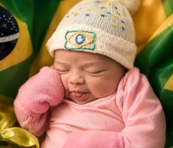 Bebês recém-nascidos participam de ensaio temático da Copa do Mundo na maternidade do Hospital Municipal Santo Antônio