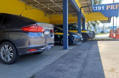 Carro roubado no RJ é recuperado na BR-101 em Joinville